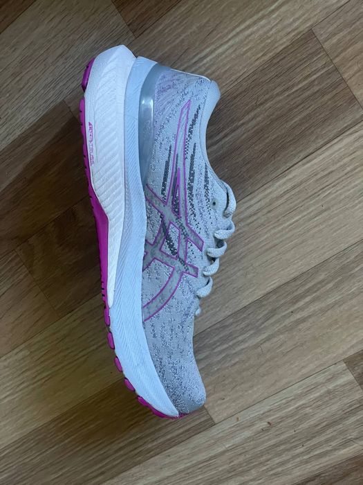 Кроссовки женские Asics 37.5 размер.