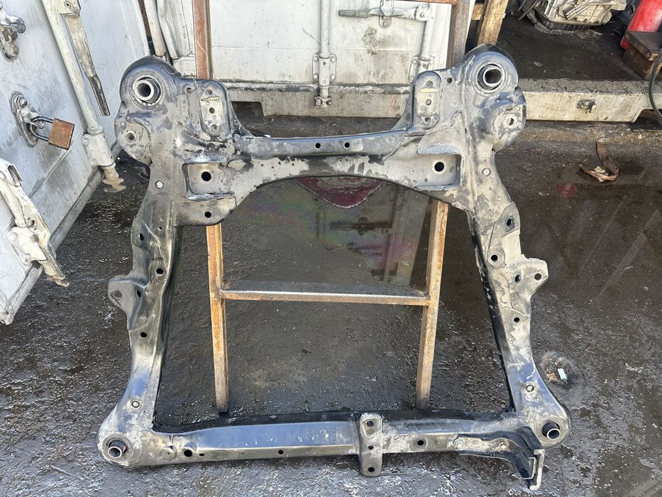 Передный балка на Камри 50