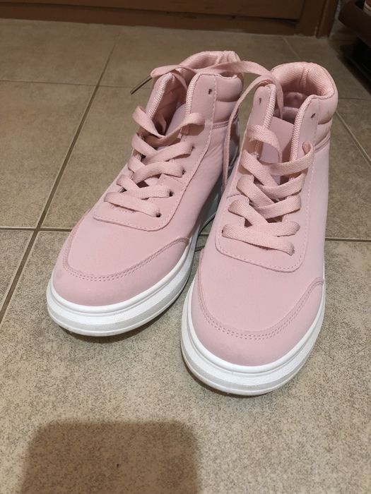 Розови кецове