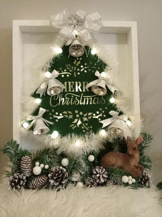 Decoratiune handmade de Crăciun cu lumini și căprioară pentru ușă