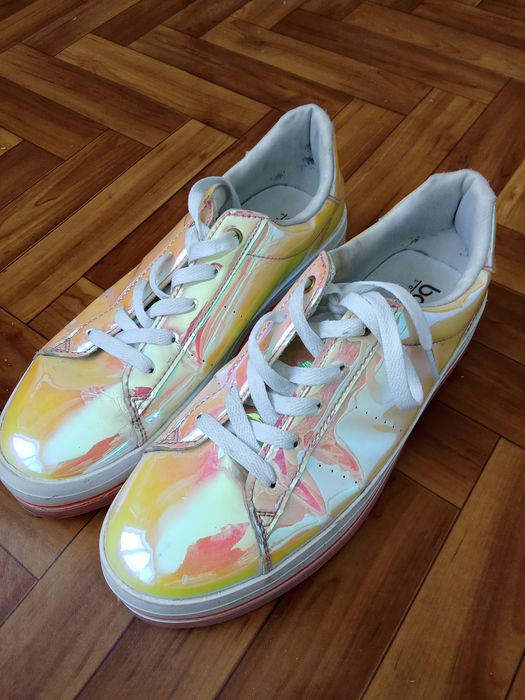 Стильные кросовки размер 38 в отличном состоянии натуральной кожи