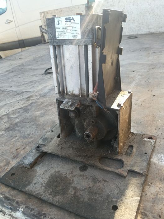 Motor pt poartă și cremaliera