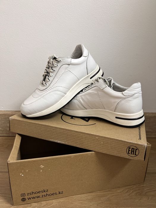 Женские кроссовки