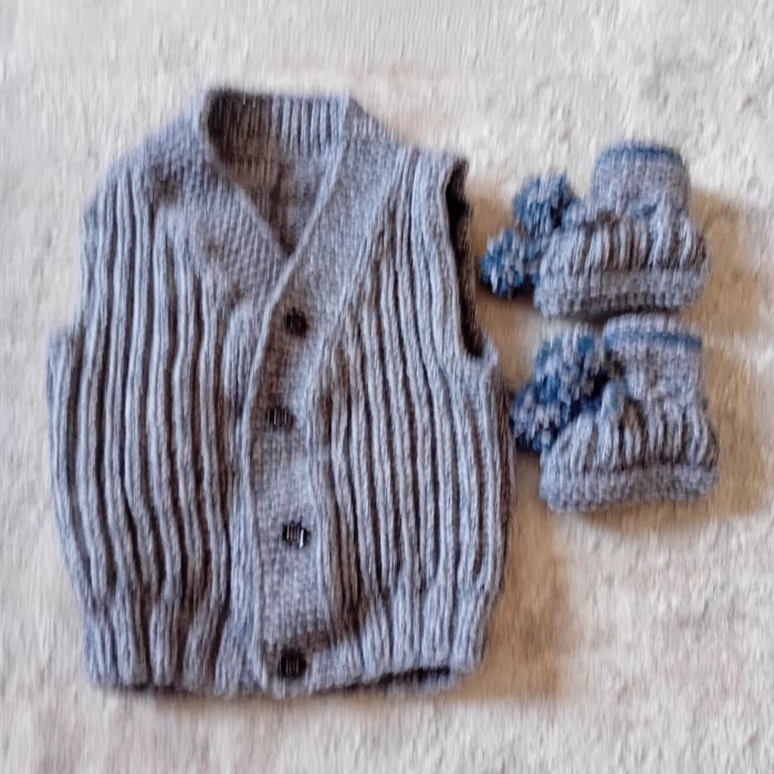 Жилетка и пинетки  для малыша