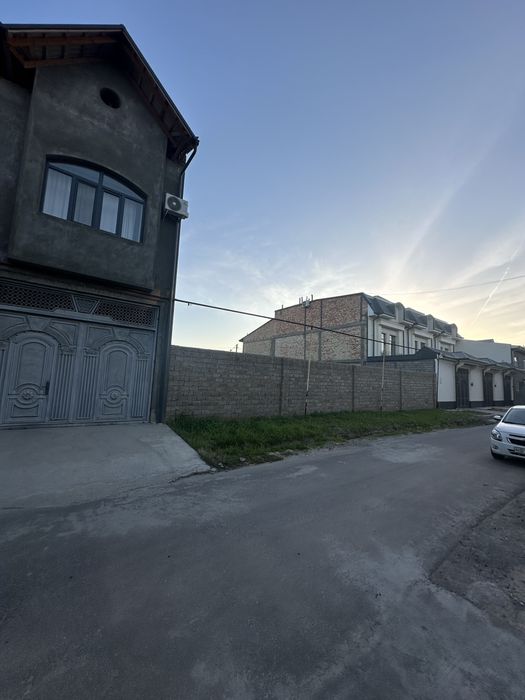 4 sotixlik Fasadi 20 metrga ega  bo’lgan yer sotiladi