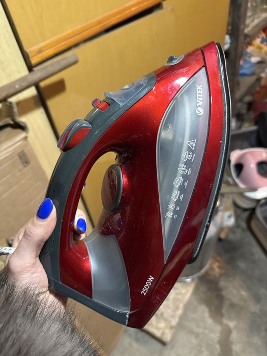 Утюг Vitek красный