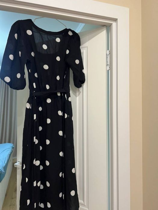 Продам черное платье в горошек.