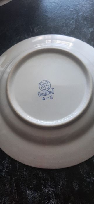 Продам тарелки общепит пол 1-е и 2-е.  Есть побольше тарелки.