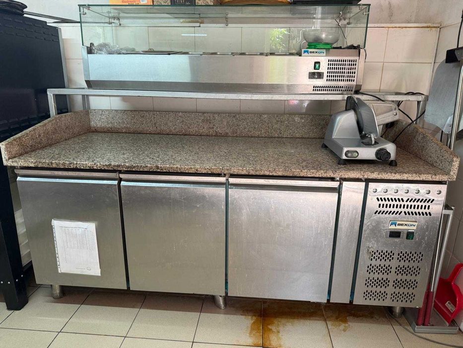 Vand bucatarie profesionala completa, 30 de echipamente plus mobilier de lux restaurant - 17000 Euro