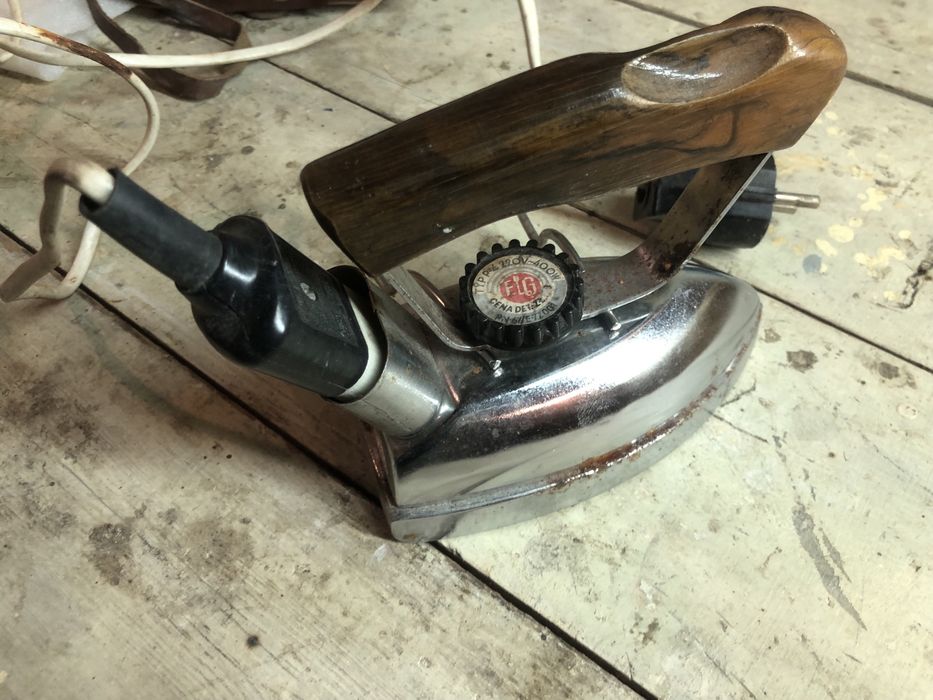 Стара ретро малка ютия