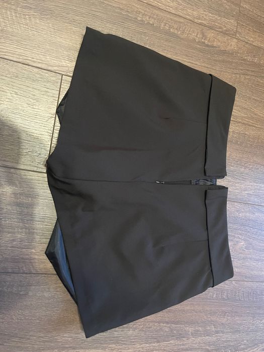 Пола панталонки, къси, черни, цип отзад, с два странични джоба