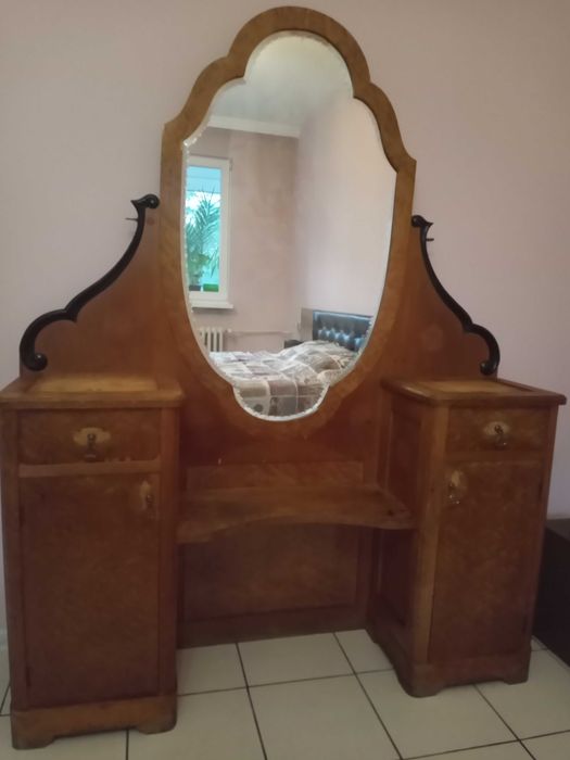 Старинна тоалетка с огледало