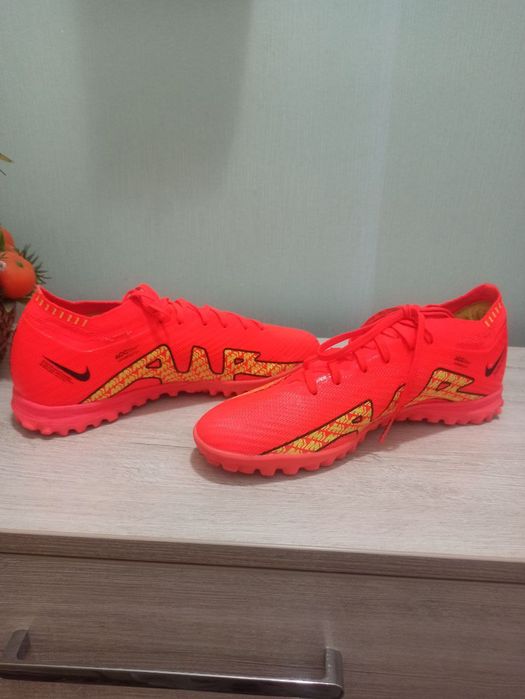 Бутсы футбольные и сороконожки