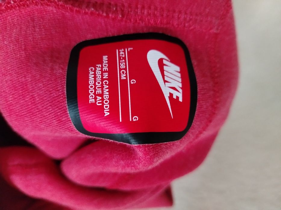 .. Vand o pereche de pantaloni de Nike Tech rosu, marimea 146 158