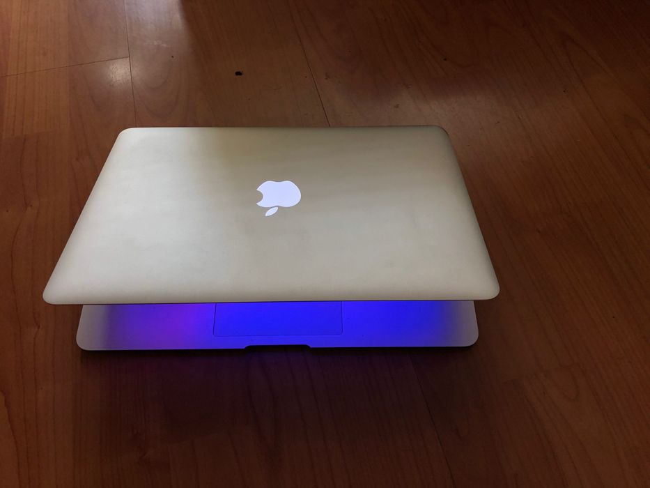 MacBook Air Apple