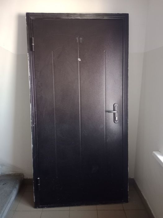 Продам наружную дверь,