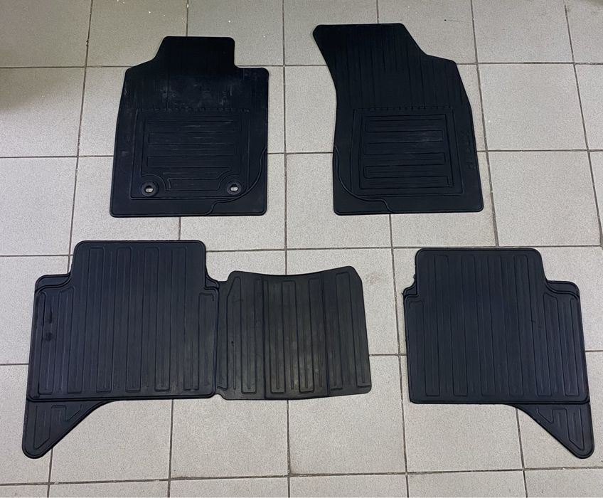 Резиновые оригинальные полики на Toyota Hilux 2014 года