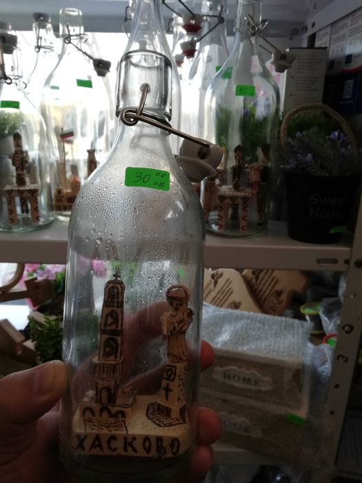 Шишета с дървени фигури