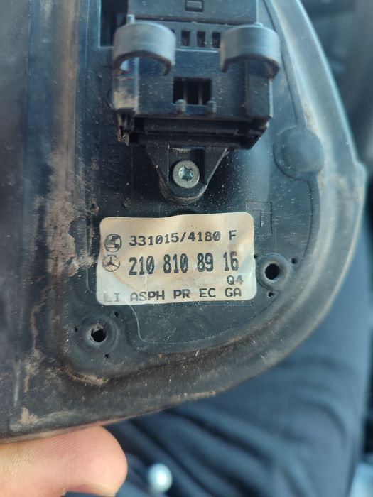 Продам левую зеркалу Мерседес 210