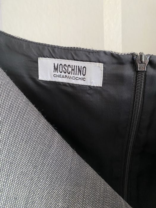 Елегантна рокля на Moschino финна вълна 42 размер. Като нова.