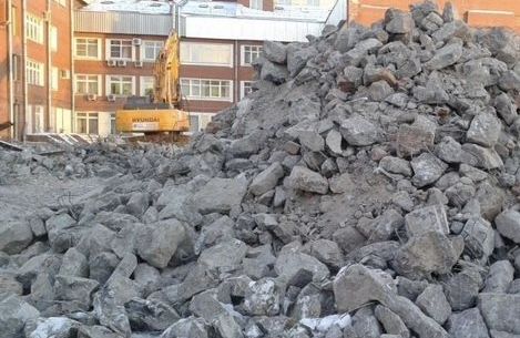 Строительный мусор самосвалы. Бетон