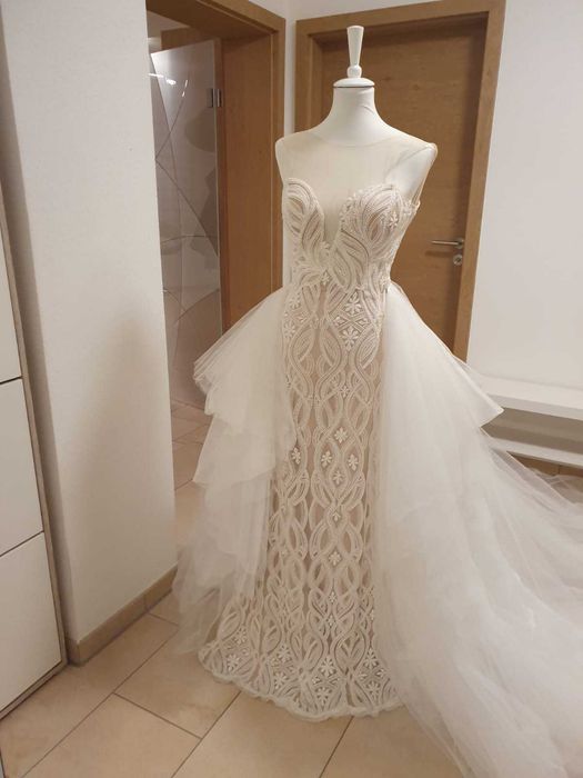 Vind rochie mireasa model deosebit  1100 lei