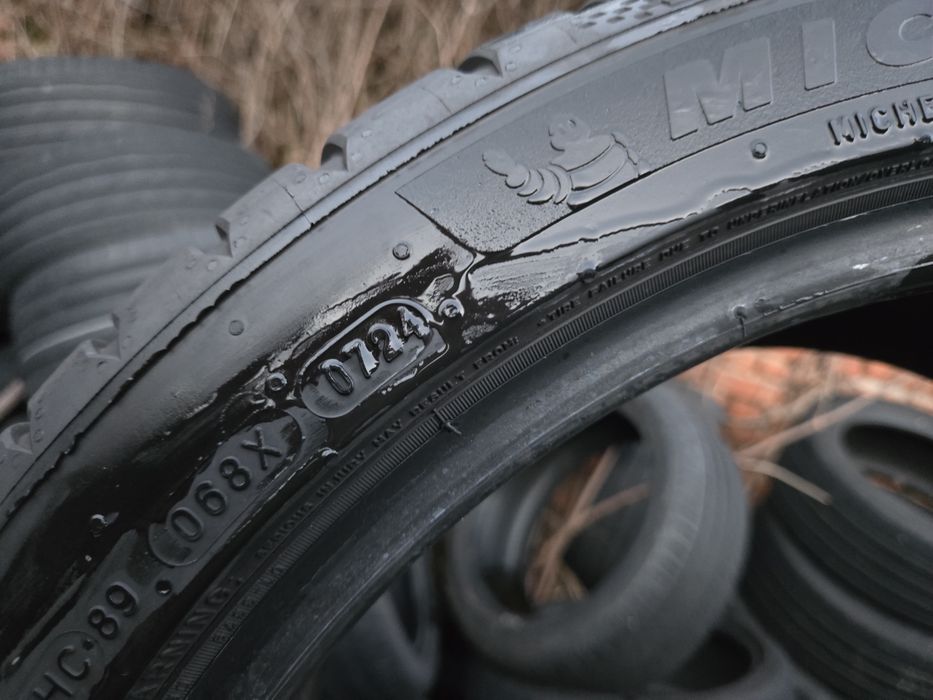 2бр. 235 40 18 Michelin летни.