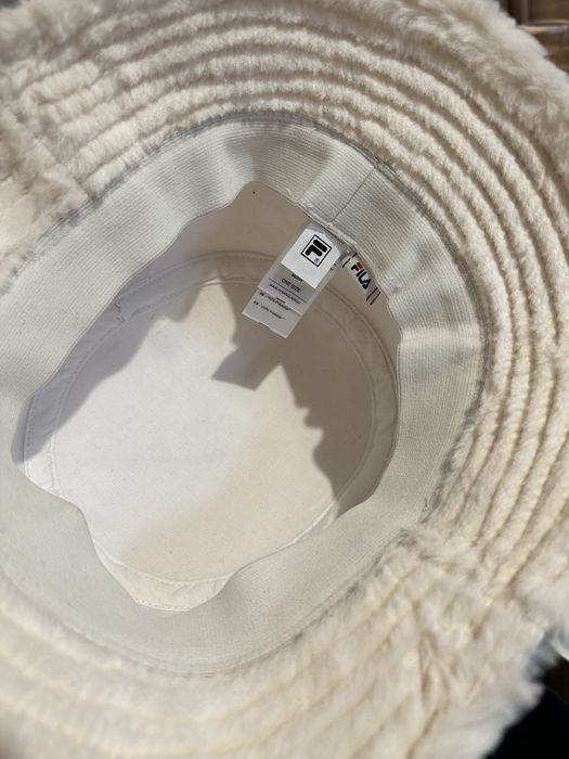 Нова бяла шапка Fila