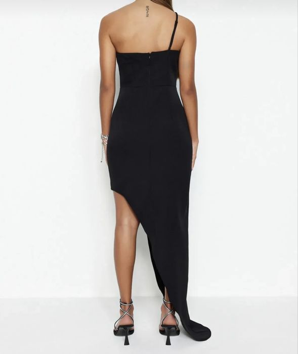 Дълга елегантна рокля с едно рамо