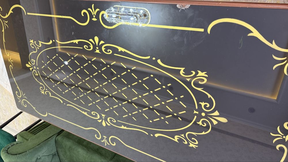 Мягкая мебель и стол и тюли