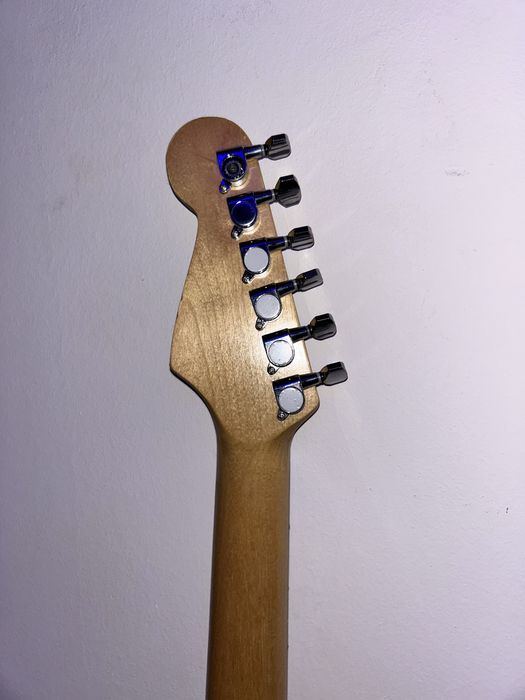 chitara(nu stiu exact daca are firma)