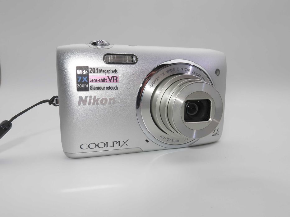 Nikon Coolpix S3500 ултра компактен цифров фотоапарат, дигитална камера в сребърен цвят 20MP и 7х оптичен зум, НОВА, пълен комплект, работи отлично!