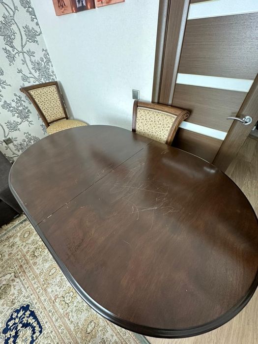 продаётся деревянный стол с дефектом