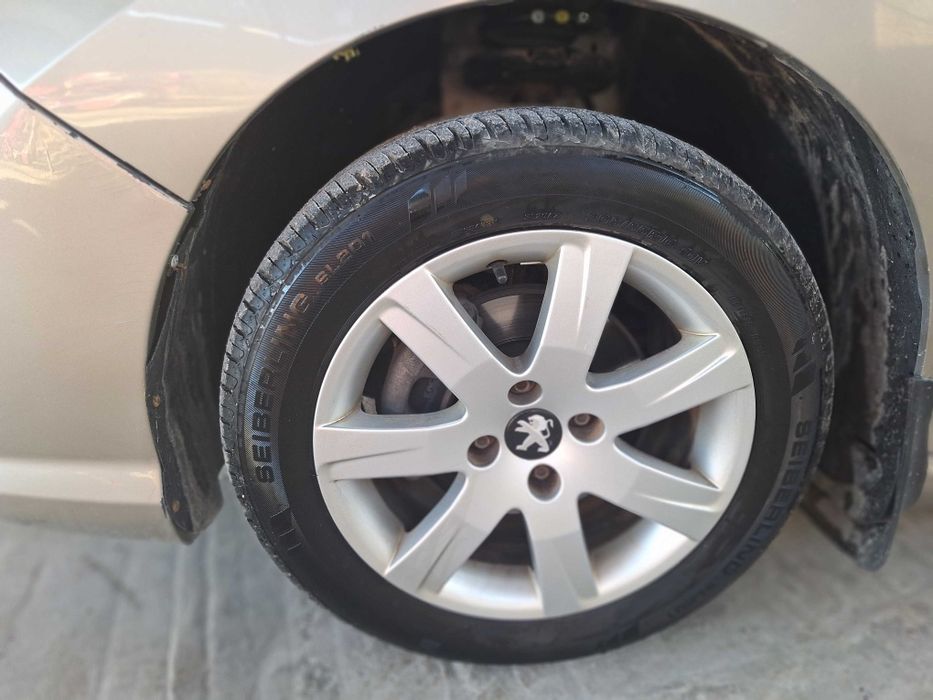 Автомобиль Пежо 408