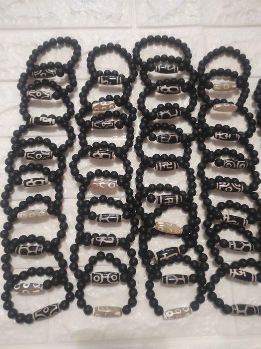 Продам браслеты с бусинами дзи и т.д.