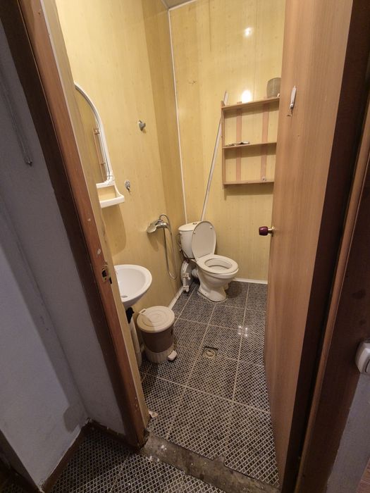 Комната общежитияда 65000+2500свет