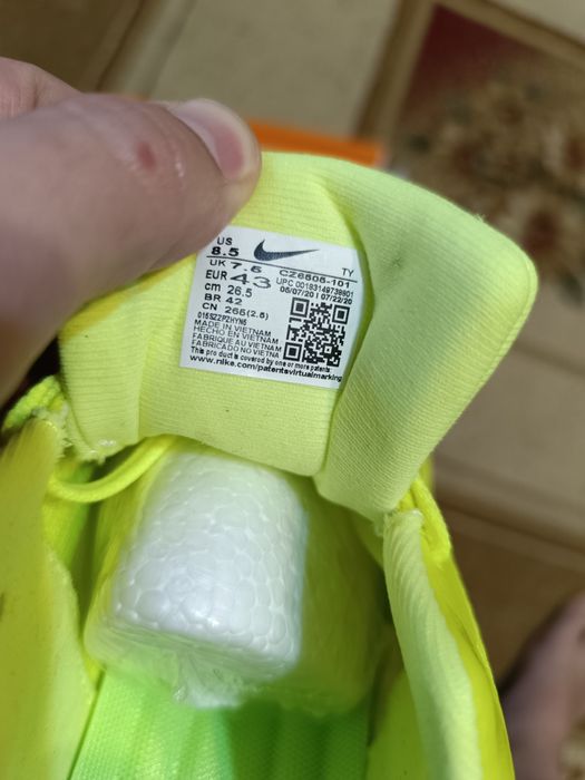 Кроссовки Nike чёрные и зелёные