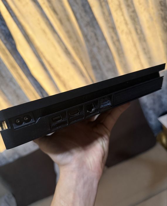 Продавам playstation 4 с три игри