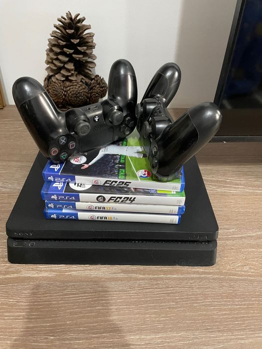 Play station 4 cu două manete si patru jocuri Fifa