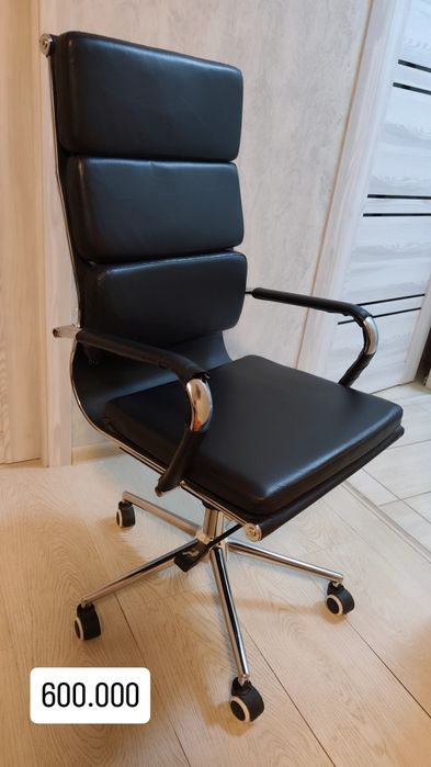 Продаю два офисных кресла