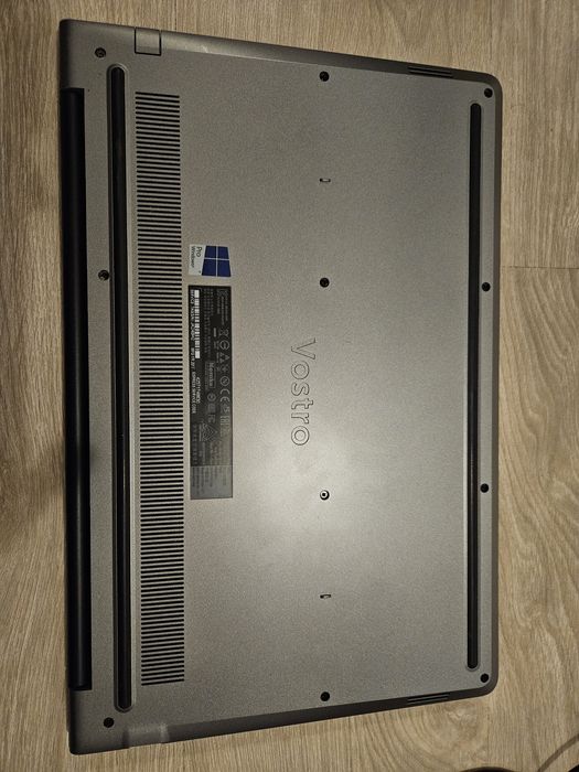 Laptop Dell Vostro 15 5568 i5-7200u, 8gb ram, nvidia 940XM, nvme+hdd