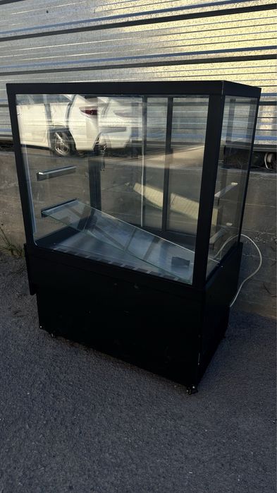 Витринный холодильник Кондитерский холодильник