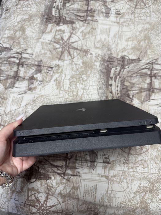 Playstation 4 slim с 3 джойстика и игри