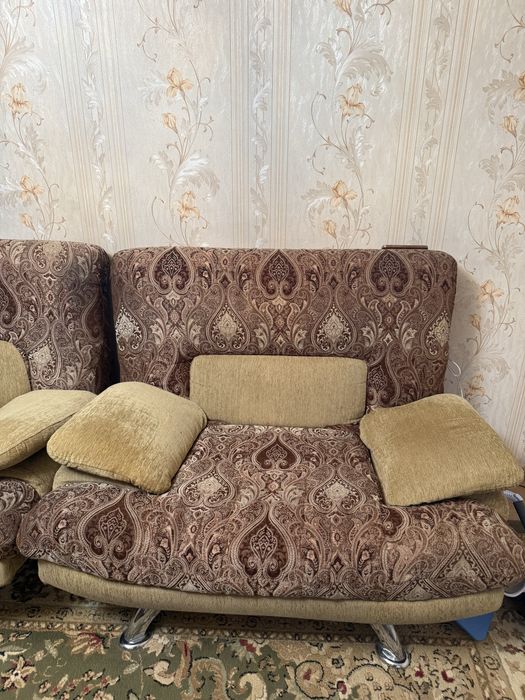 Продам диван с двумя креслами