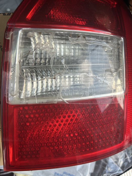 Продавам комплект задни стопове за Audi A4 B6 Avant (комби).