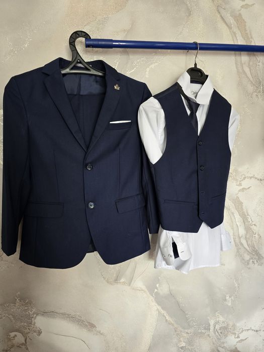 Продам школьный костюм