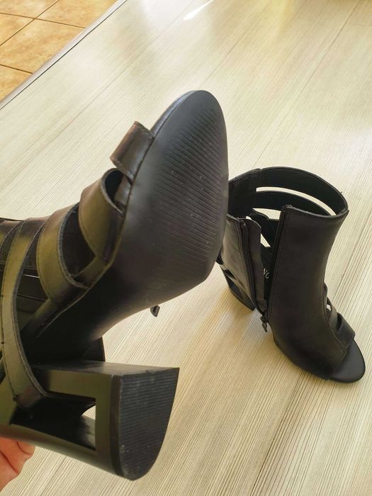 екстравагантни обувки на ток