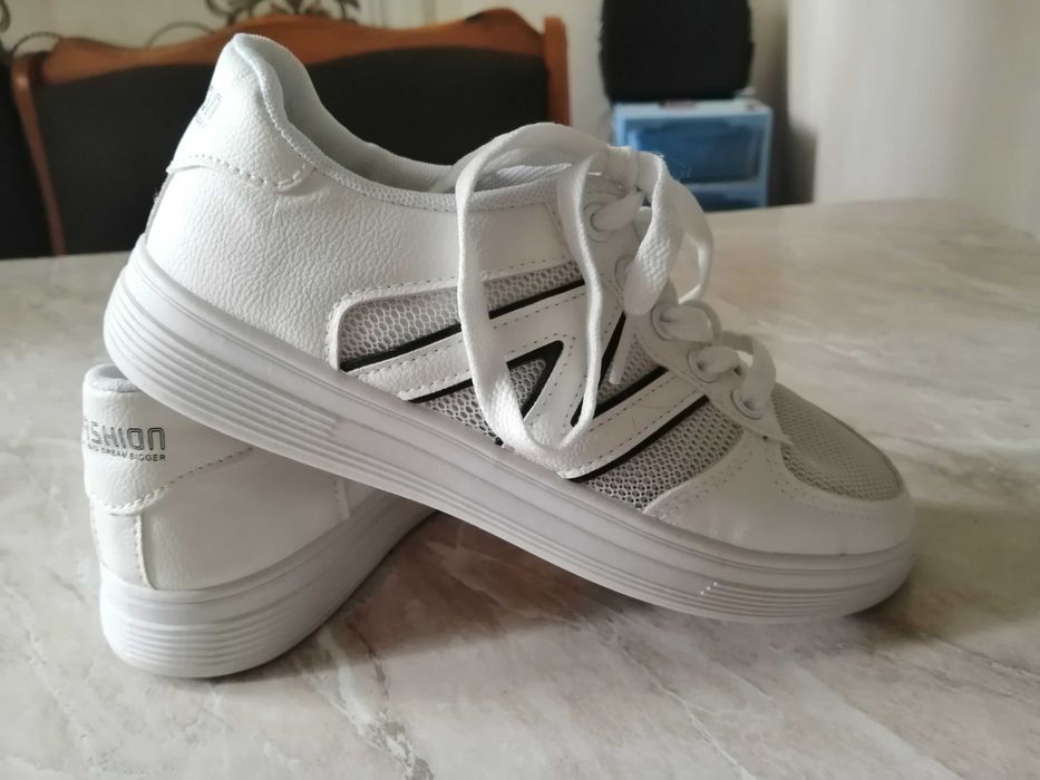 Кроссовки на мальчика белые