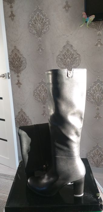 Продам женские сапоги