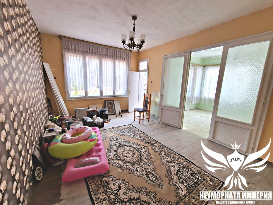 Продавам тристаен 128кв. 1ет. с гараж в гр.Асеновград, широк център